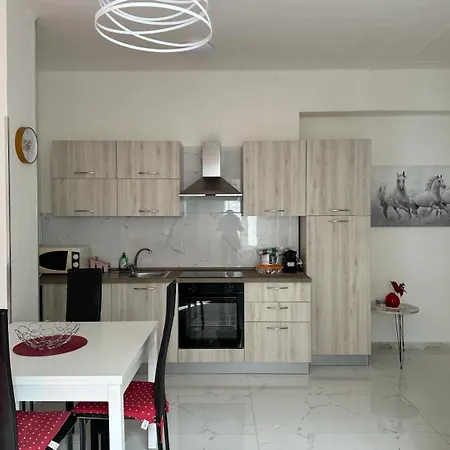 Апартаменты Wh - Dolce - Bilocale - 5 Minuti Dal Centro - Parcheggio Gratuito - Wifi *